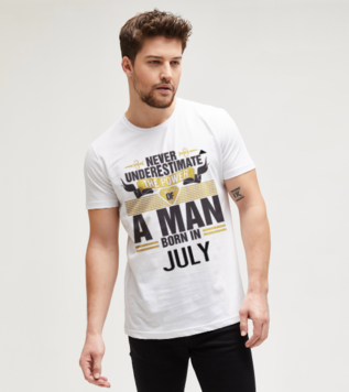 Never Underestimate Of A Man July Doğum Günü Tişört